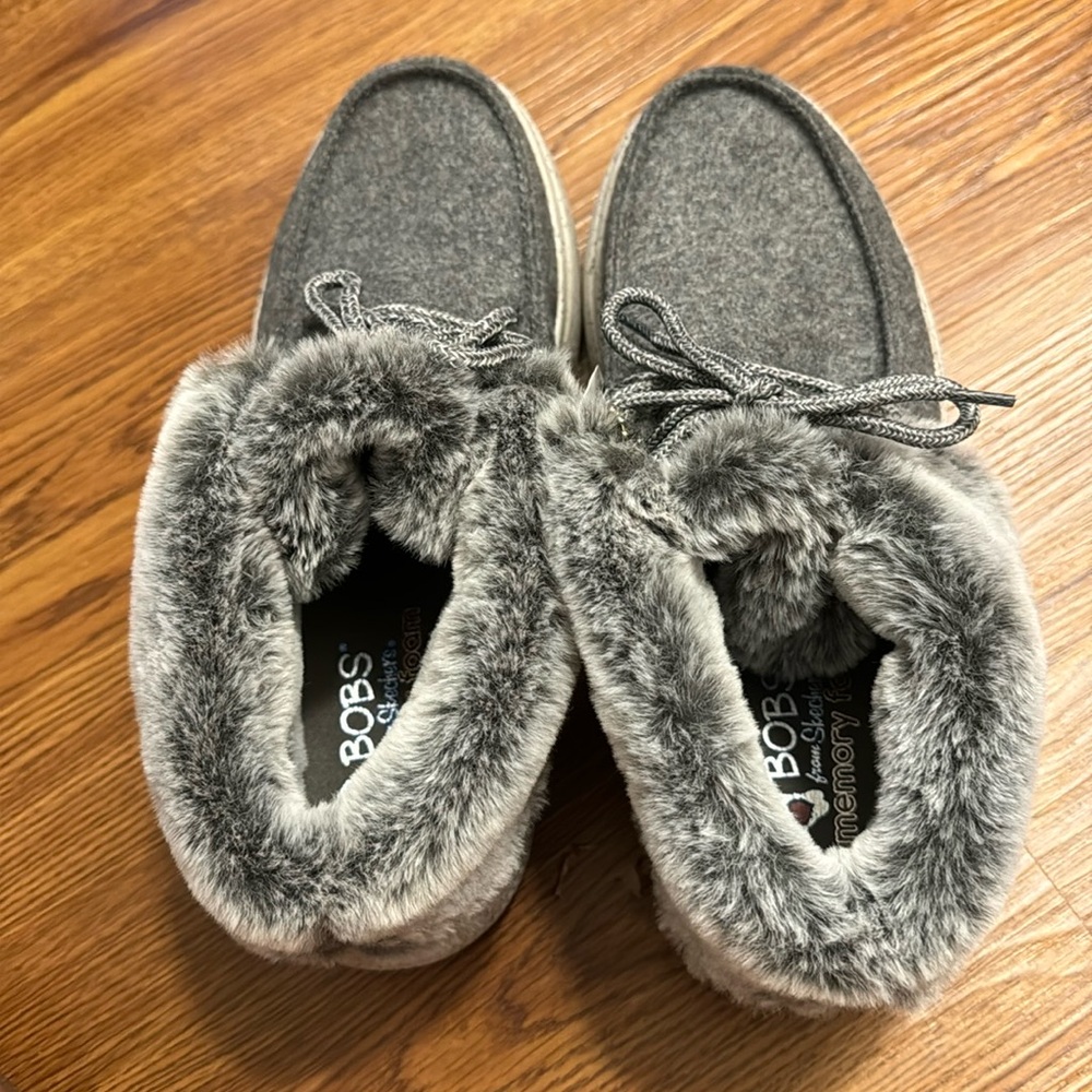 Bobs Memory Foam Cotton Tails Skipper Gray NWT and box